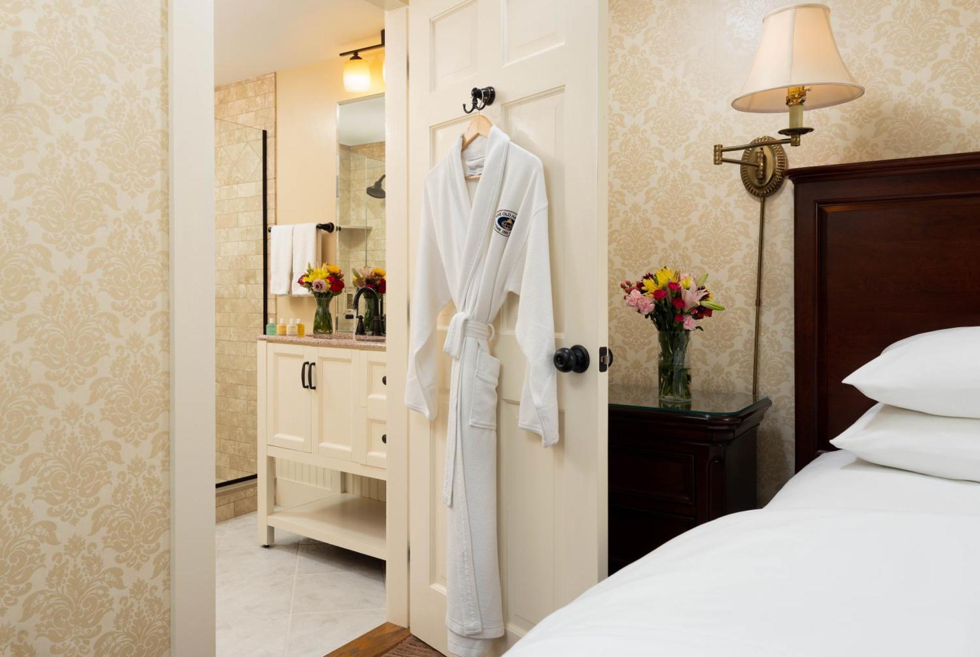 Old Harbor Inn Chatham Room photo